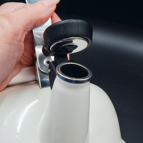 Le Creuset Whistling Tea Kettle White Enamel On Steel 1.7 Quart 1.6 Litre - Picture 12 of 13